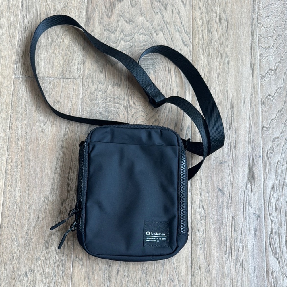 Easy Access Crossbody Bag 1.5L - Picture 3 of 6